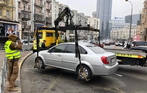 Во время воздушных тревог инспекция по парковке не осуществляет временные задержания транспортных средств, подчеркнул Усов