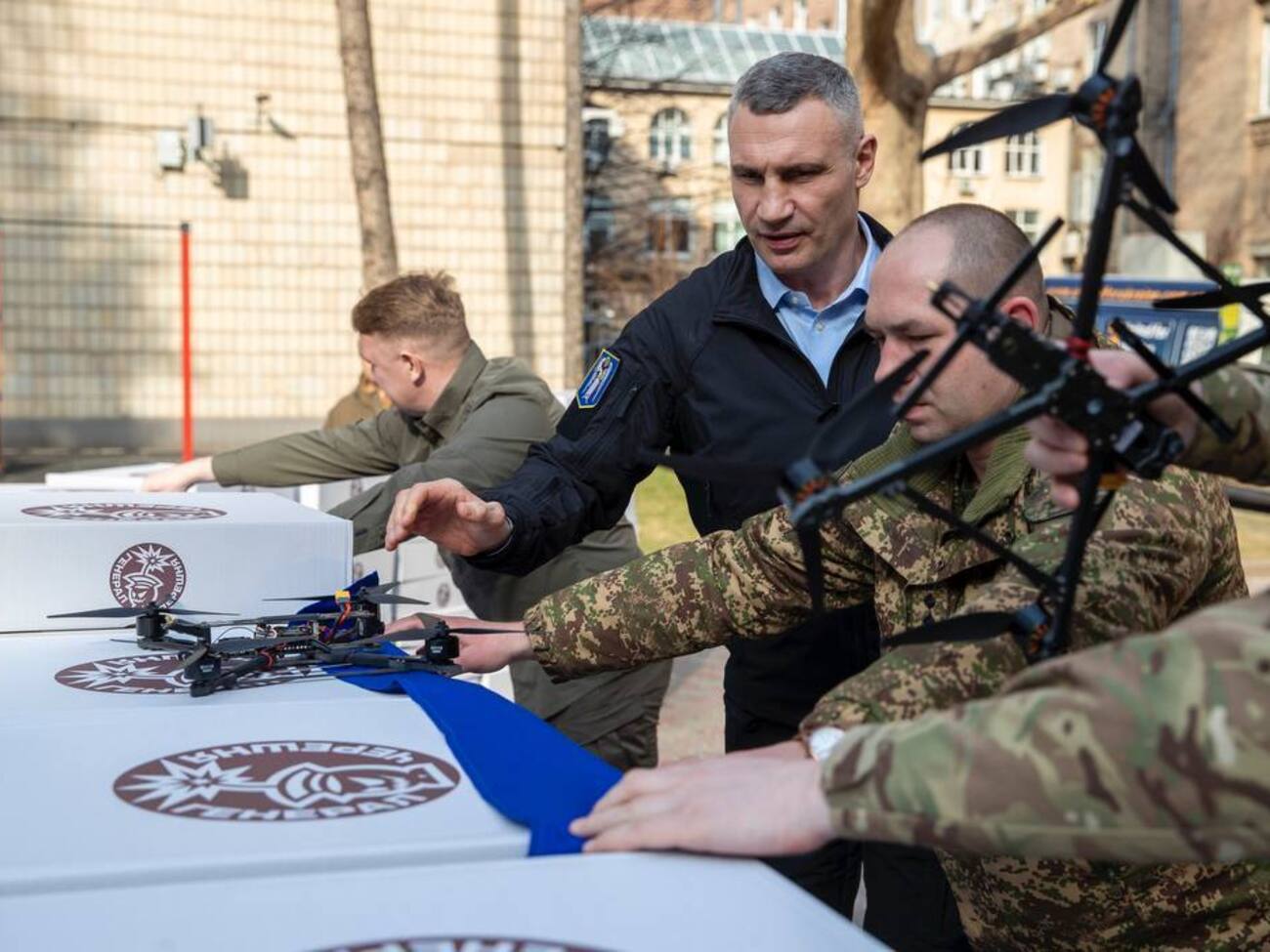 Кличко: От общины столицы передал защитникам на фронт очередную партию помощи