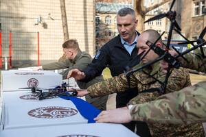 Кличко: Від громади столиці передав захисникам на фронт чергову партію допомоги