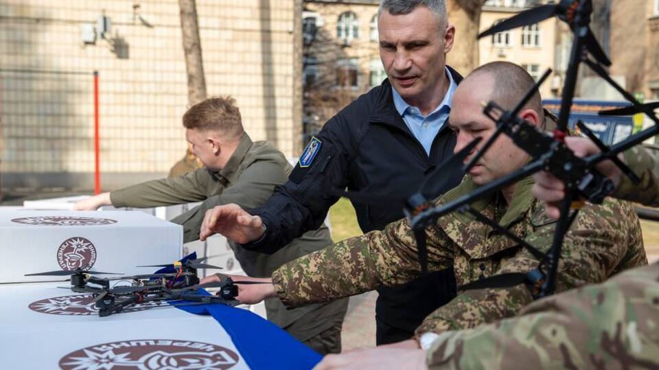 Кличко: Від громади столиці передав захисникам на фронт чергову партію допомоги