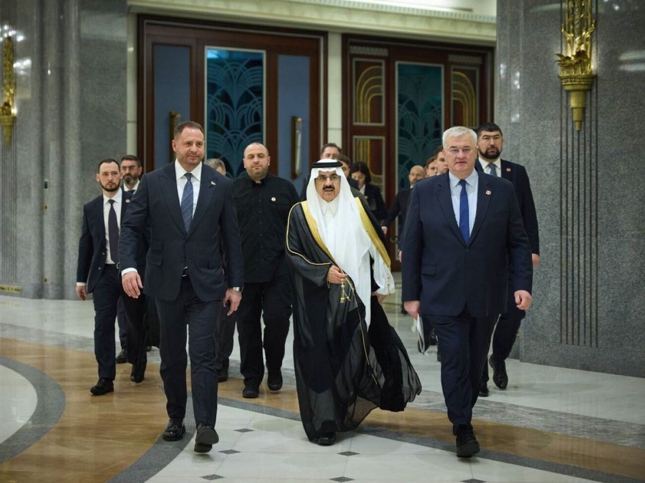 Первый раунд переговоров длился около четырех часов, сообщил источник