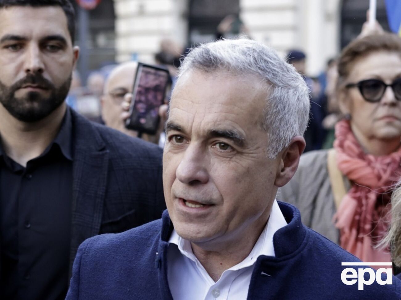 У зверненні до суду Джорджеску наполягав на тому, що саме Конституційний суд мав перевіряти відповідність вимогам та основним умовам для кандидата на посаду президента, додали журналісти