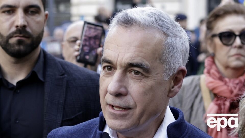 В обращении к суду Джорджеску настаивал на том, что именно Конституционный суд должен был проверять соответствие требованиям и основным условиям для кандидата на должность президента, добавили журналисты