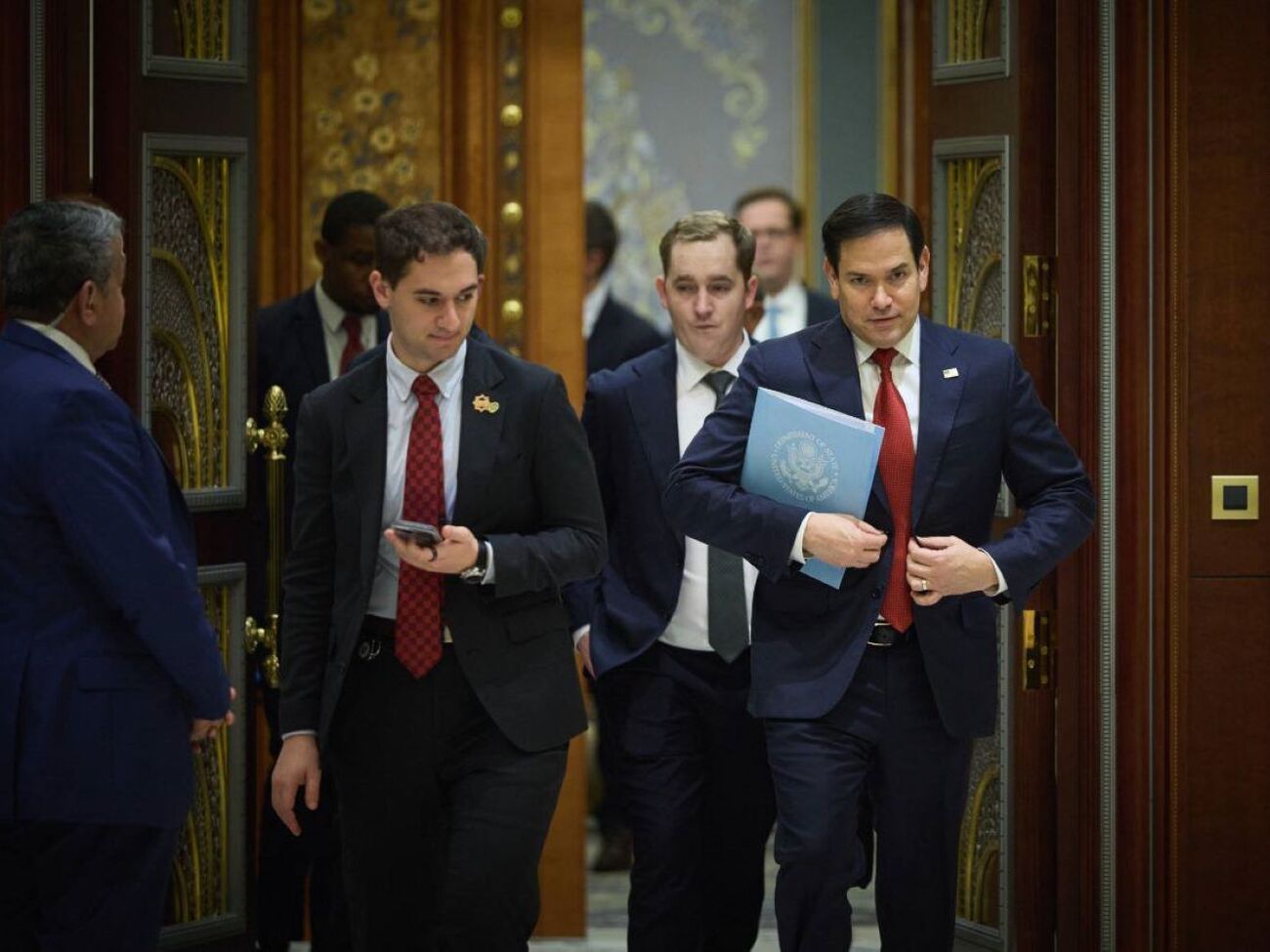 Вашингтон немедленно отменяет паузу в предоставлении помощи Киеву, говорится в совместном заявлении