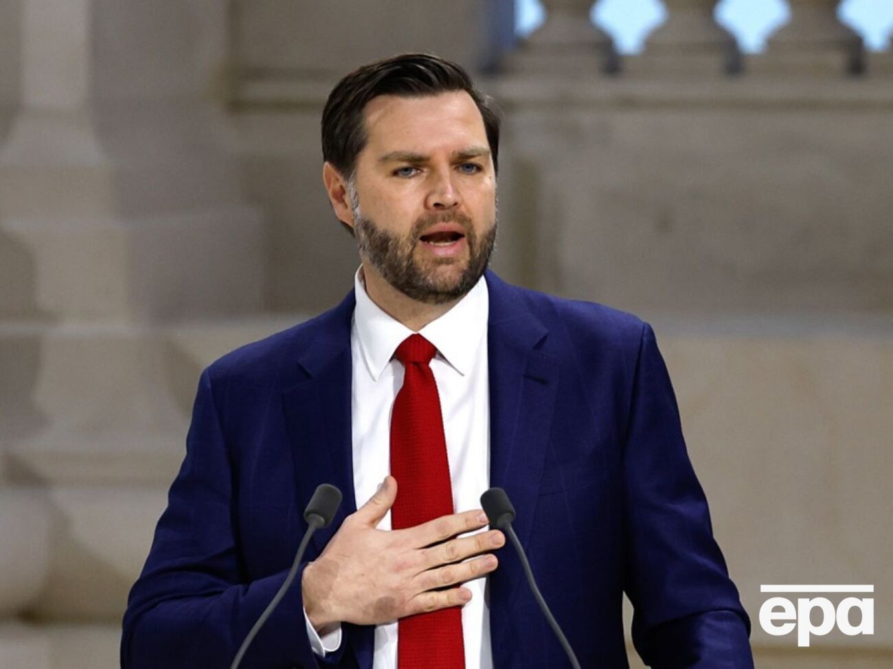 По словам Вэнса, он всегда считал кузена "самым крутым парнем"