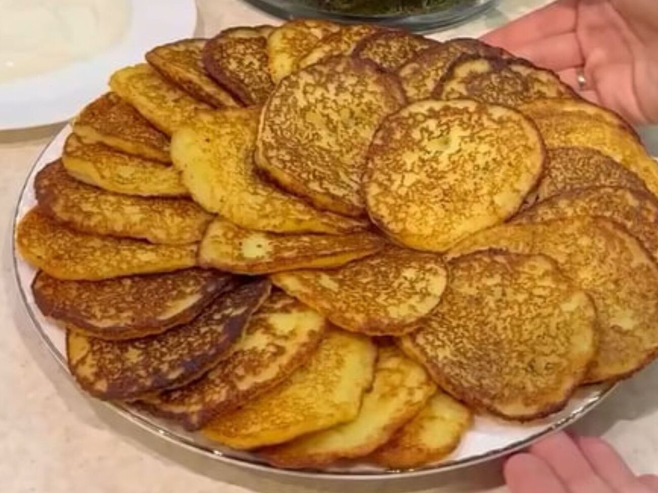 Обсмажте деруни на олії на середньому вогні з двох боків