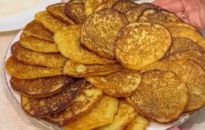 Обсмажте деруни на олії на середньому вогні з двох боків