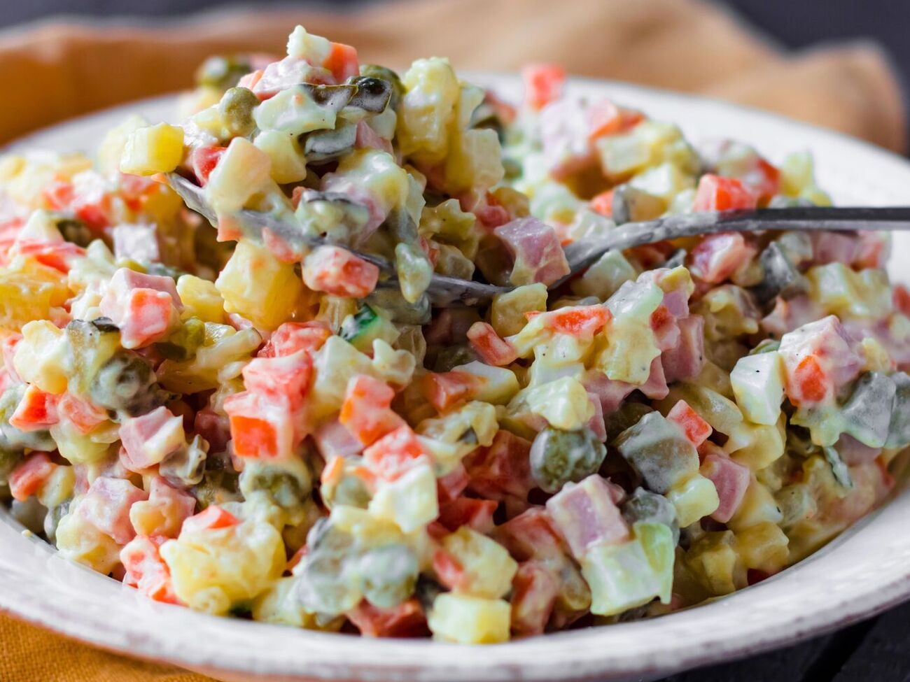 Для салата вам понадобится 200 г шампиньонов