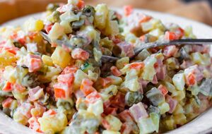 Для салата вам понадобится 200 г шампиньонов