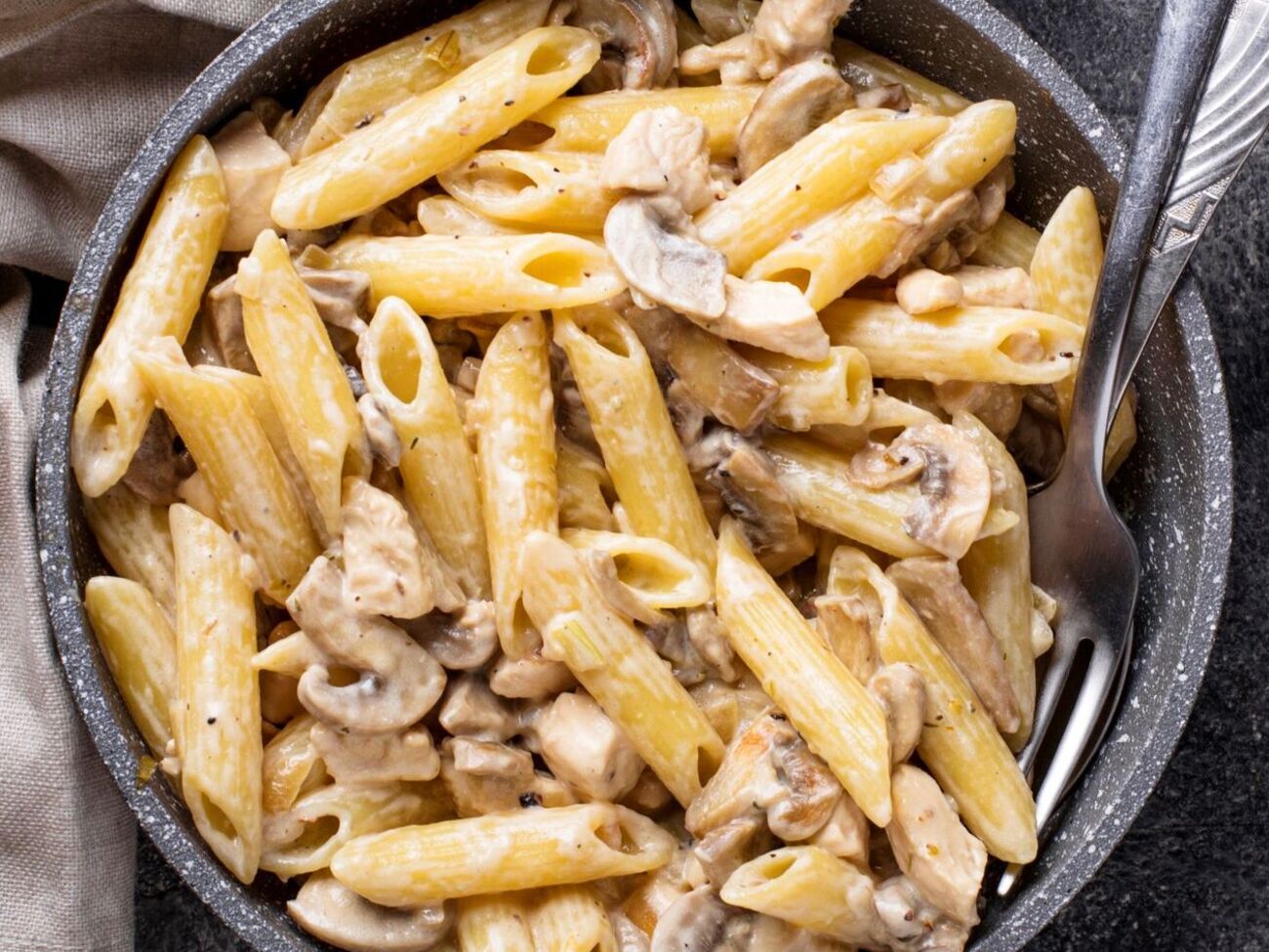 Для блюда вам понадобится 250 г макарон, 300 г грибов и 20 г сыра