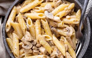 Для блюда вам понадобится 250 г макарон, 300 г грибов и 20 г сыра