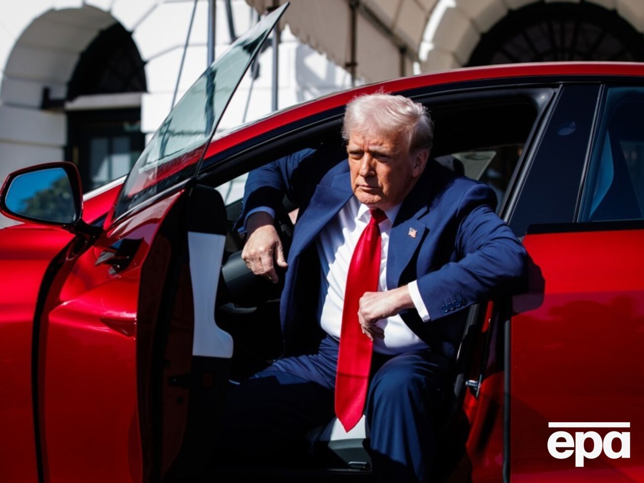 Когда репортер СNN спросил Трампа, останется ли действующим 50-процентный тариф, глава Белого дома ответил, что "даст ему знать"