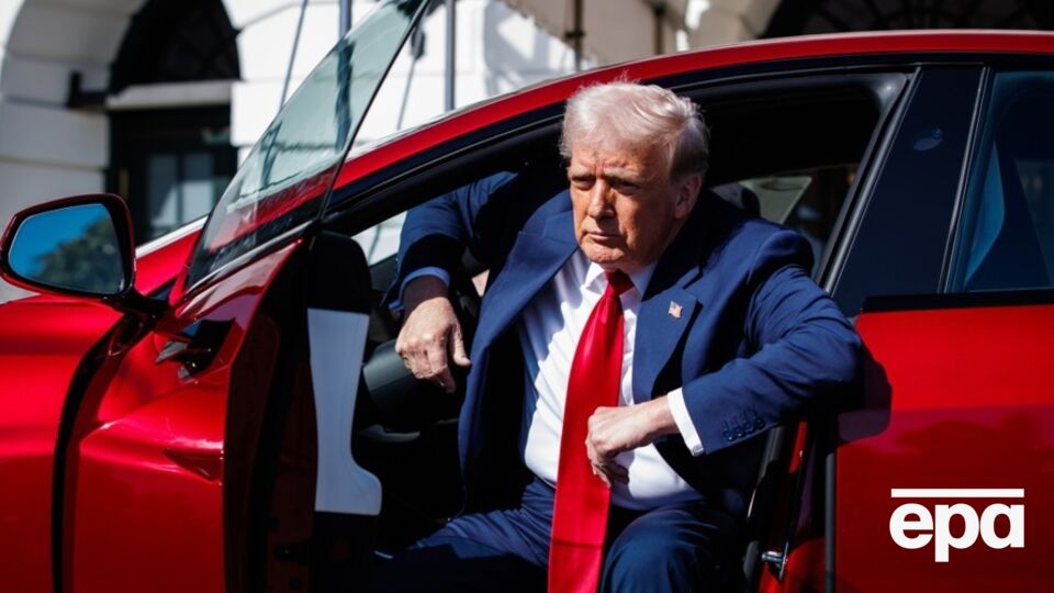 Коли репортер СNN запитав Трампа, чи залишиться чинним 50-відсотковий тариф, очільник Білого дому відповів, що "дасть йому знати"