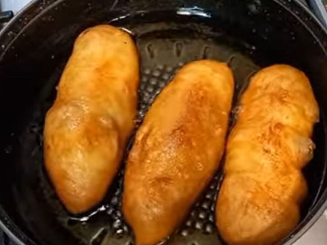 Обжарьте пирожки на сковороде с разогретым растительным маслом