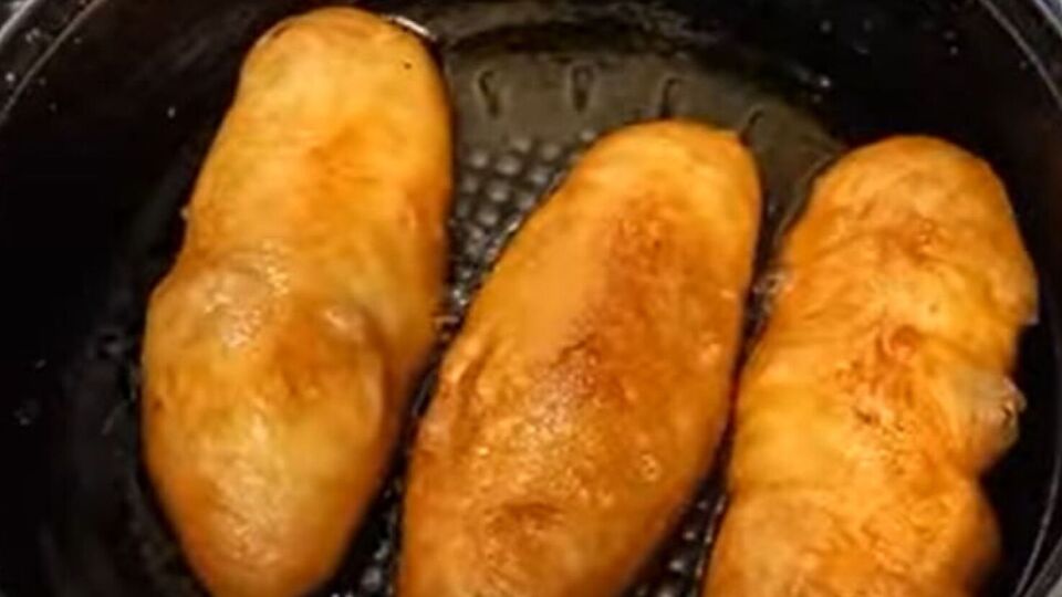 Обжарьте пирожки на сковороде с разогретым растительным маслом