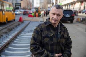 Рада оборони Києва послабила обмеження руху мостами під час тривог, повідомив Кличко