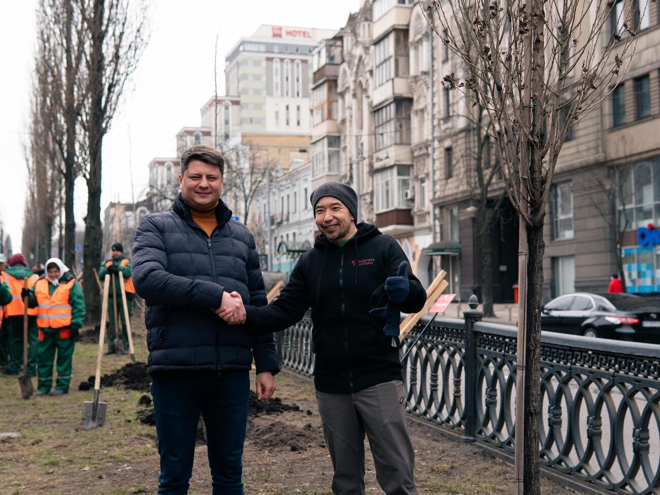 Суд заарештував гендиректора "Київзеленбуду" Юрія Бахмата (ліворуч)