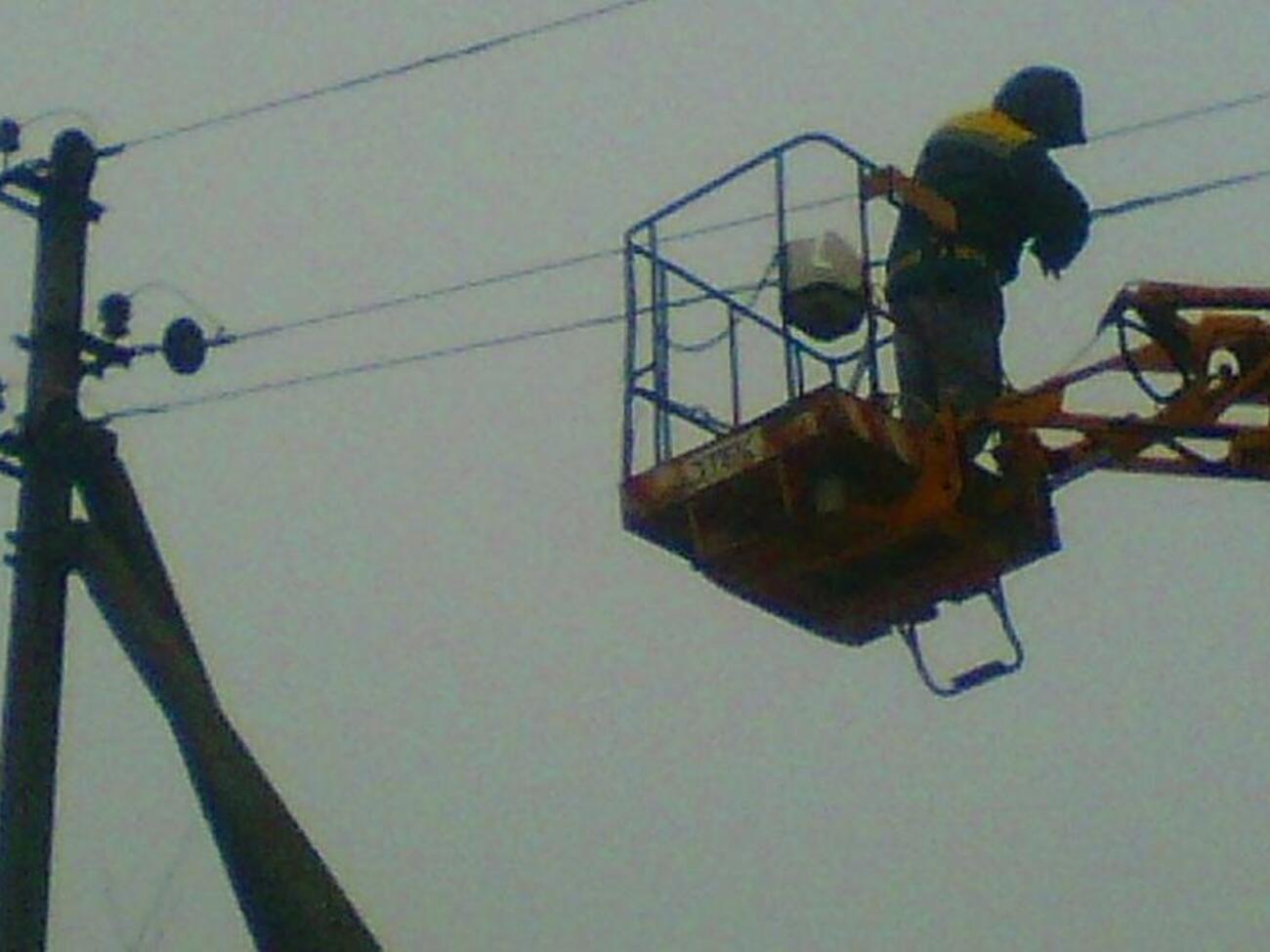 ДТЭК возобновляет энергоснабжение после обстрелов