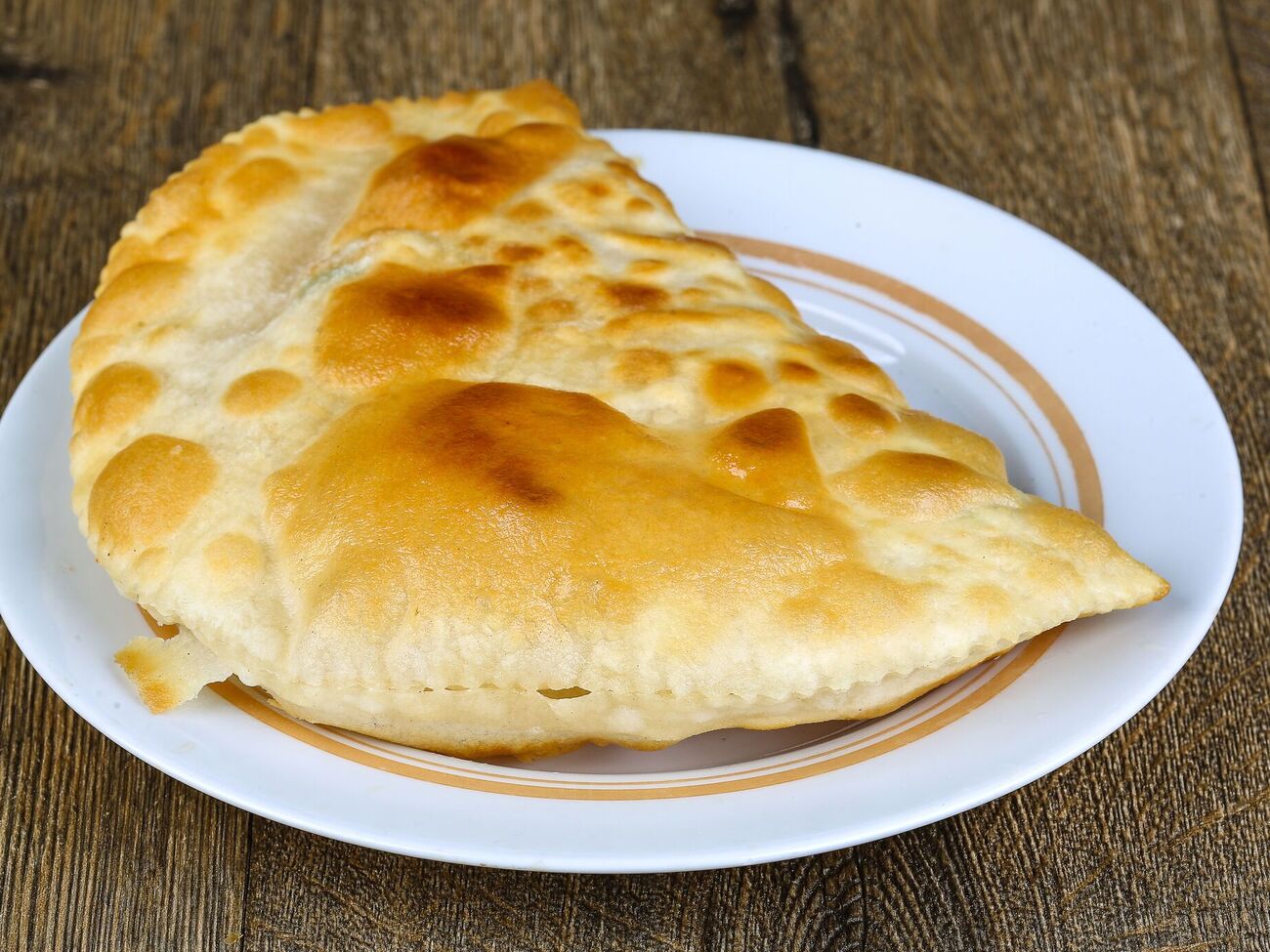 Готовьте чебуреки на хорошо разогретой сковороде под крышкой в большом количестве растительного масла