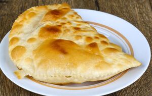 Готовьте чебуреки на хорошо разогретой сковороде под крышкой в большом количестве растительного масла