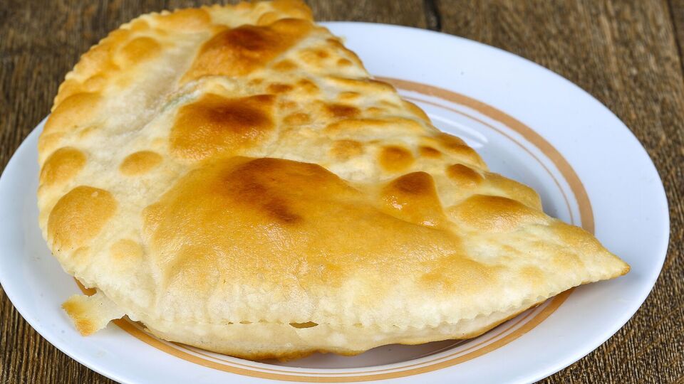 Готовьте чебуреки на хорошо разогретой сковороде под крышкой в большом количестве растительного масла