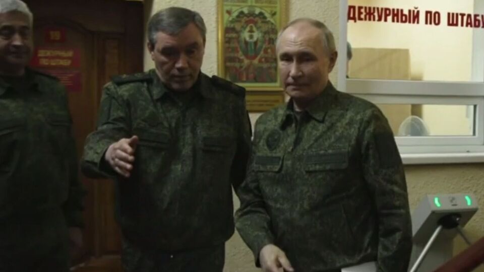 Путін (праворуч) намагатиметься грати у підвищення ставок перед США напередодні розмови, зазначили у РНБО України