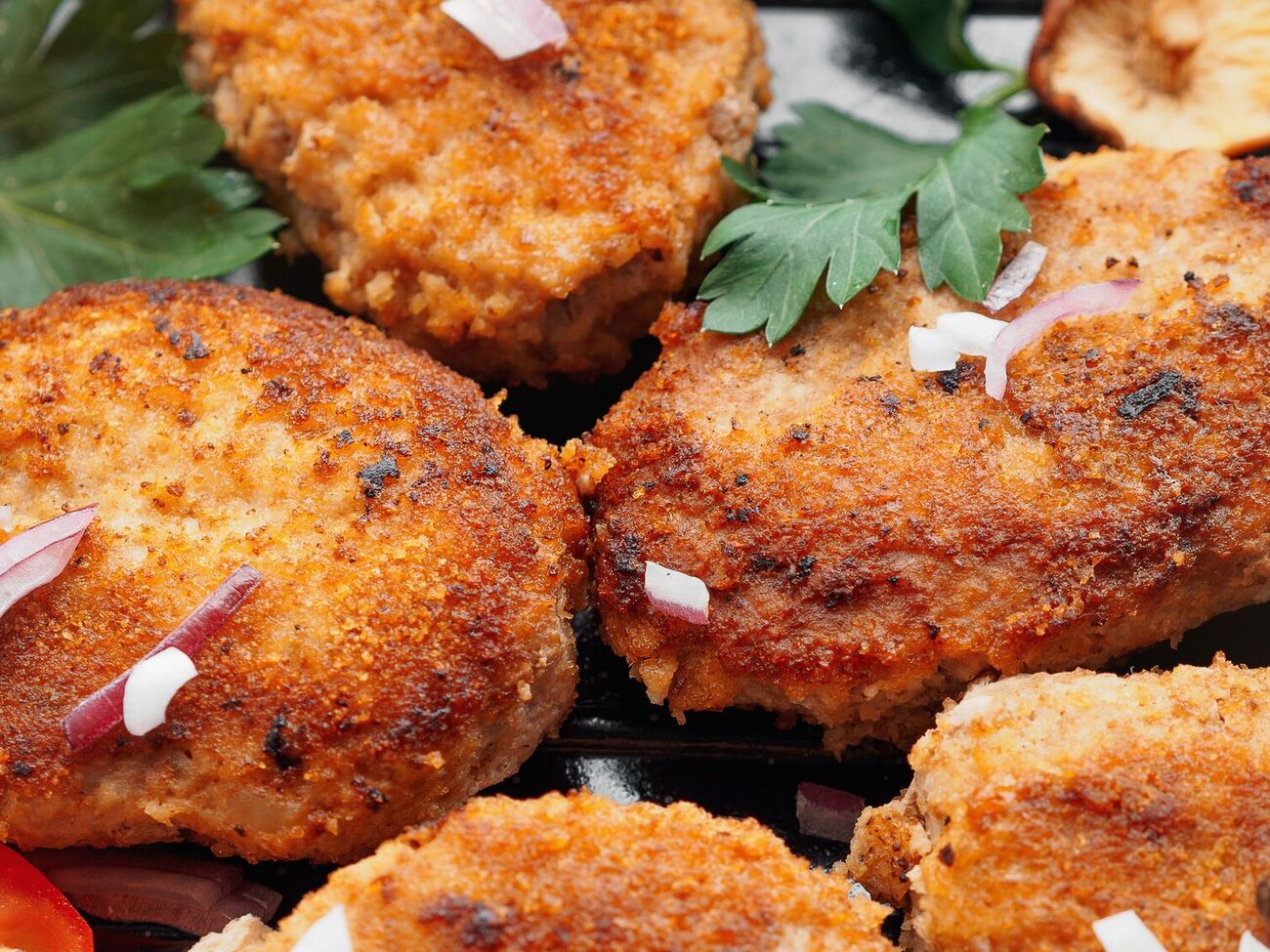 Постные котлеты обжаривают на растительном масле