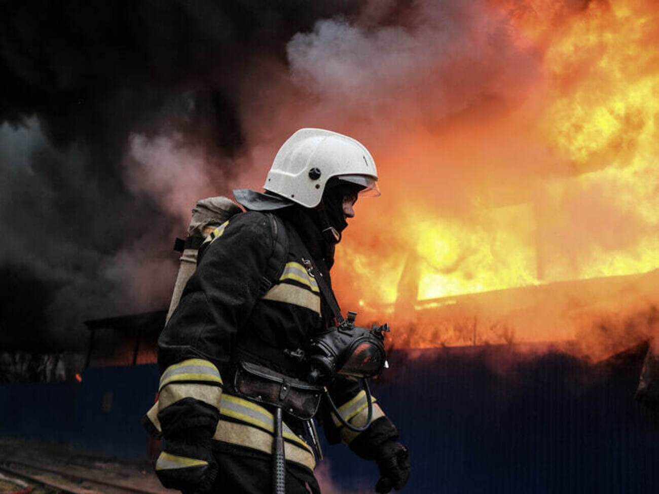 Губернатори областей не повідомили, які саме об'єкти пошкоджено. За даними ЗМІ, ідеться про газову інфраструктуру