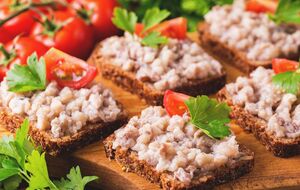 Для намазки вам понадобится одна сельдь или 250–260 г филе