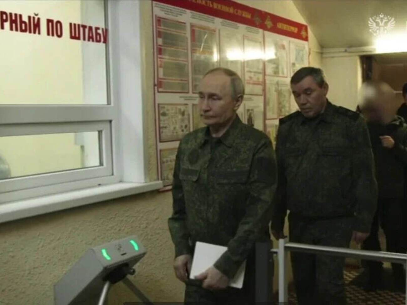 Аналитики ISW считают появление Путина в военной форме "заметным шагом". До этого он посещал армию РФ на передовой один раз и был одет в костюм