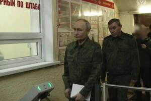 Аналитики ISW считают появление Путина в военной форме "заметным шагом". До этого он посещал армию РФ на передовой один раз и был одет в костюм