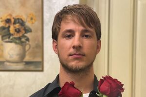 За словами Терена, він намагається пересуватися на колісному кріслі, а не на протезах