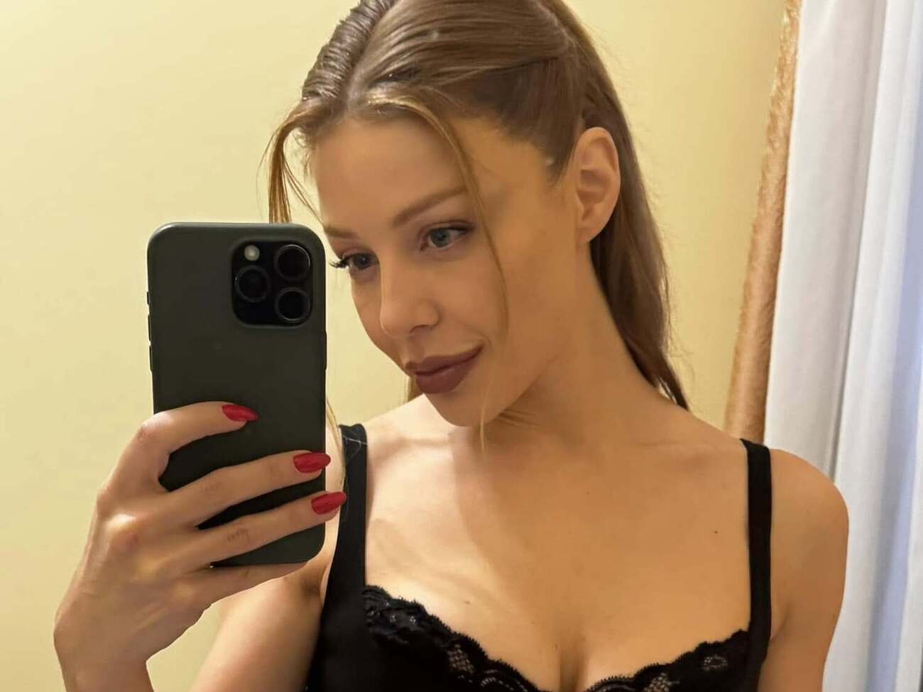 Тина Кароль показала новый фотосет