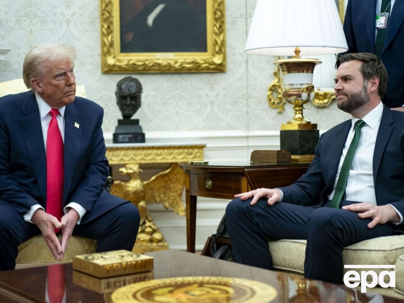 За словами Трампа, шкарпетки Венса відволікли його від розмови про інфляцію