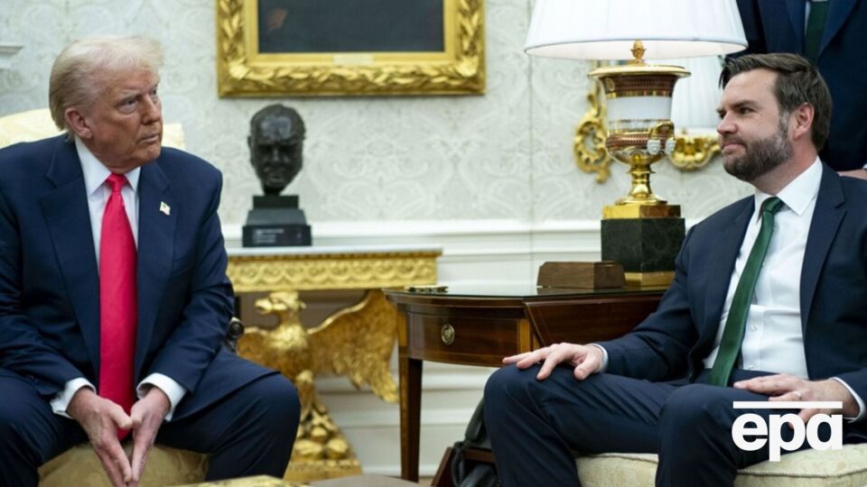 За словами Трампа, шкарпетки Венса відволікли його від розмови про інфляцію