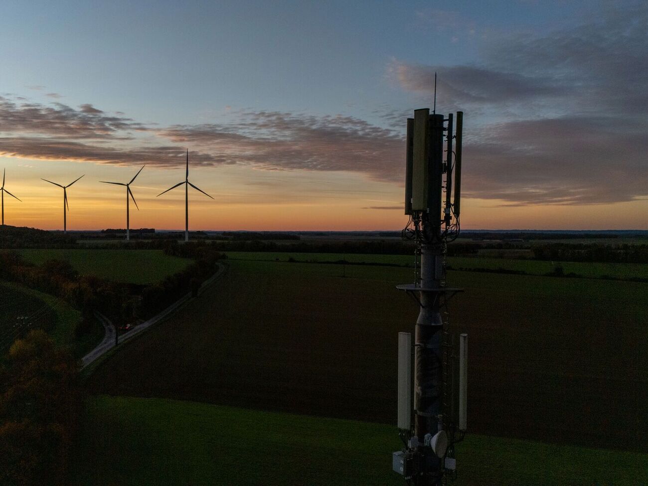 Возникла угроза остановки реализации новых проектов "зеленой" энергетики из-за проблемы невозможности изменения целевого назначения земельных участков, говорится в сообщении