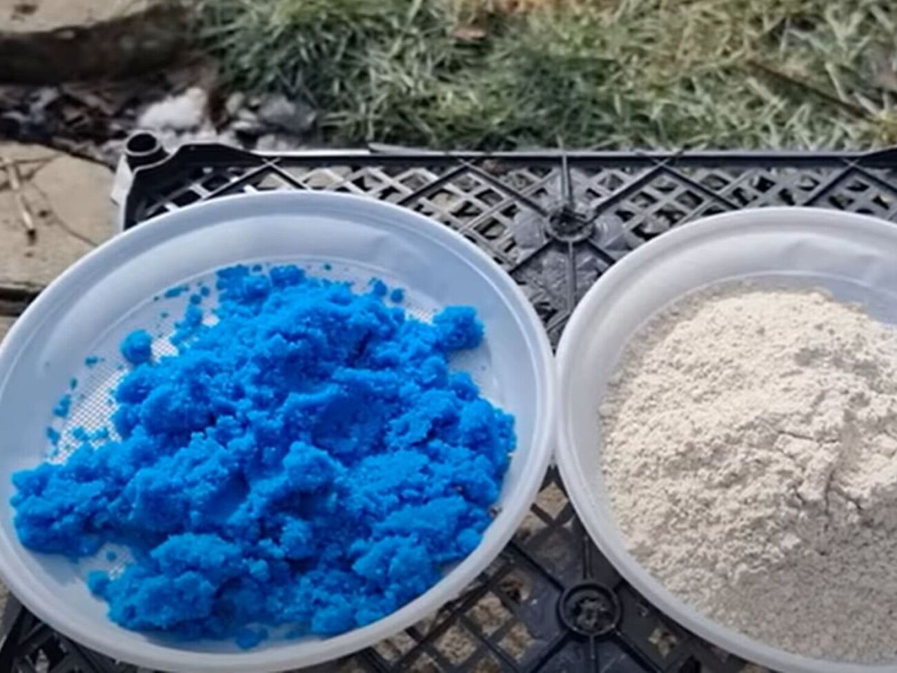 Бордоську суміш готують із трьох компонентів: мідного купоросу, негашеного вапна й води