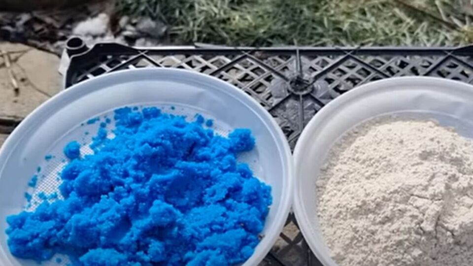Бордоську суміш готують із трьох компонентів: мідного купоросу, негашеного вапна й води