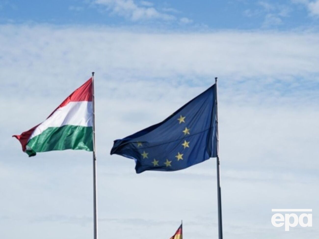 Сначала Будапешт настаивал на удалении из списка восьми имен, однако, по словам собеседников, ЕС изъял три