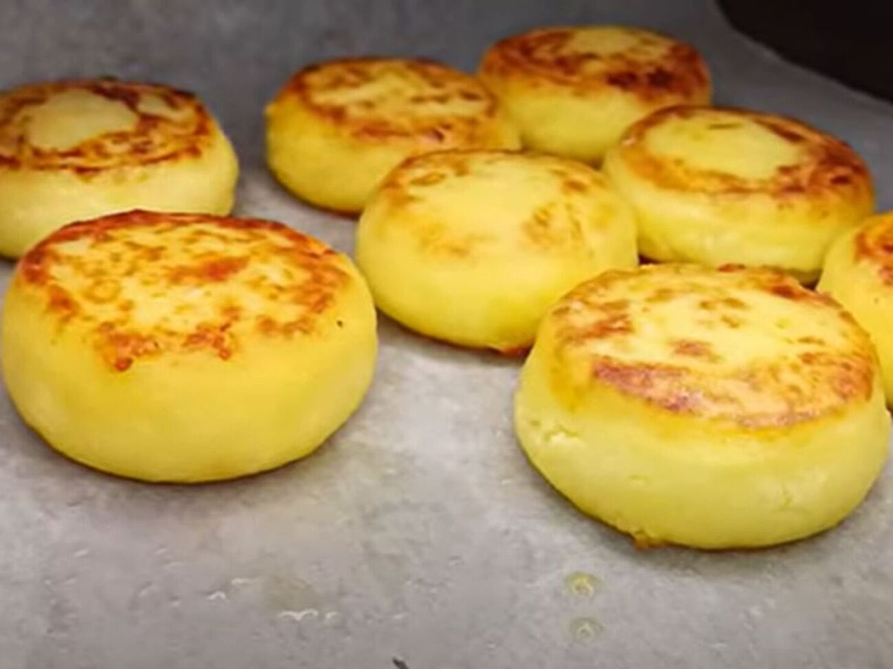 Обжарьте их на сковороде с небольшим количеством растительного масла, затем поставьте в разогретую до +180 °C духовку на 10 минут