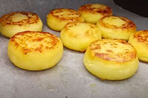 Обжарьте их на сковороде с небольшим количеством растительного масла, затем поставьте в разогретую до +180 °C духовку на 10 минут