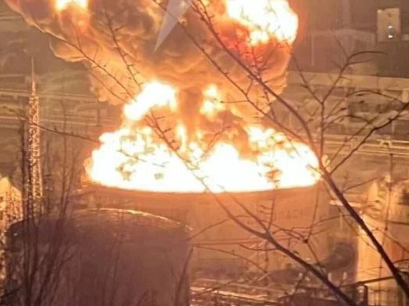 Telegram-канал Shot стверджує, що жителі Туапсе розповіли про "приблизно 10 гучних вибухів", які прогриміли в районі місцевого НПЗ