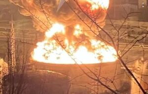 Telegram-канал Shot стверджує, що жителі Туапсе розповіли про "приблизно 10 гучних вибухів", які прогриміли в районі місцевого НПЗ