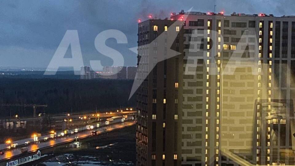 В ЖК "Южная Битца" в Подмосковье попали обломки дронов, пишет ASTRA
