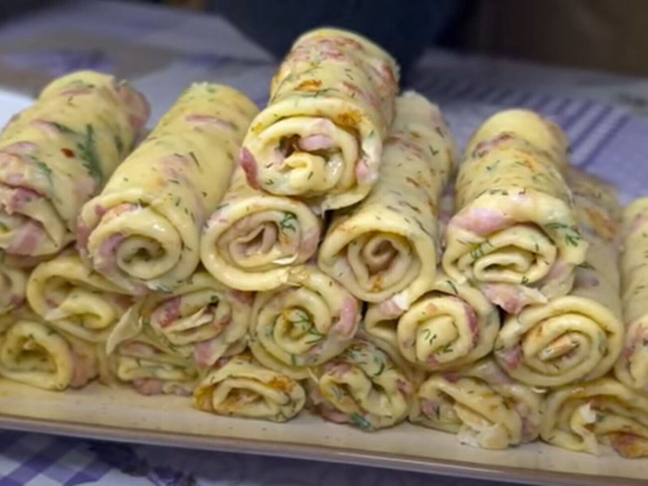 Подавать блины лучше всего вместе с салатом