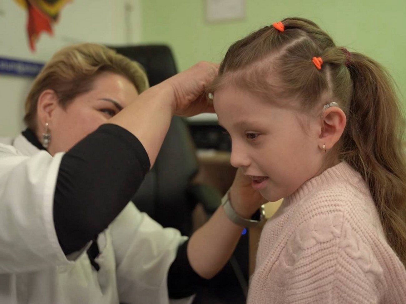 Сначала мама девочки думала, что причиной проблем со слухом у ребенка стали многочисленные взрывы