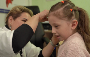 Спочатку мама дівчинки думала, що причиною проблем зі слухом у дитини стали численні вибухи