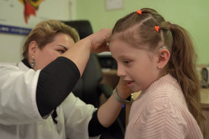 Сначала мама девочки думала, что причиной проблем со слухом у ребенка стали многочисленные взрывы