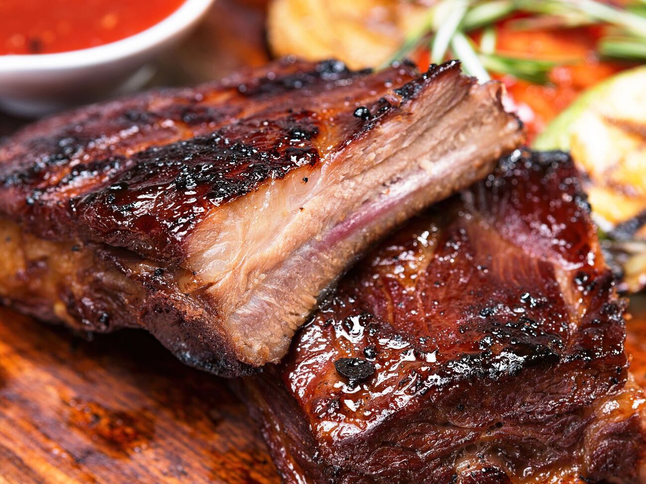 Для тушкування потрібно зробити заливку з води, соєвого соусу і томатної пасти