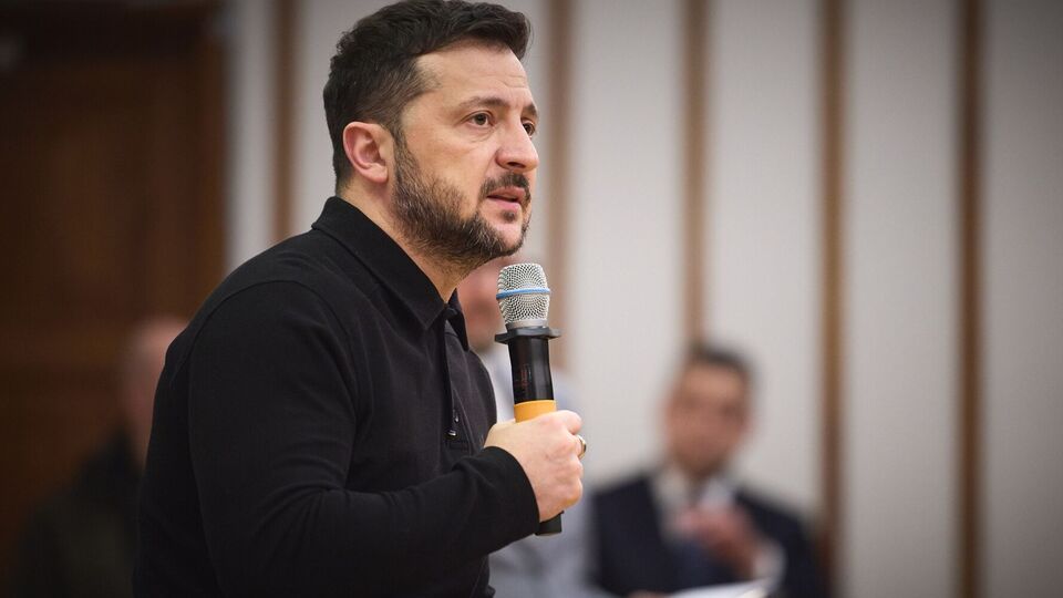 Окружения украинских военных на территории Курской области нет, отметил Зеленский
